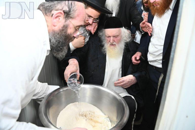הגר''מ שטרנבוך באפיית מצות (7)