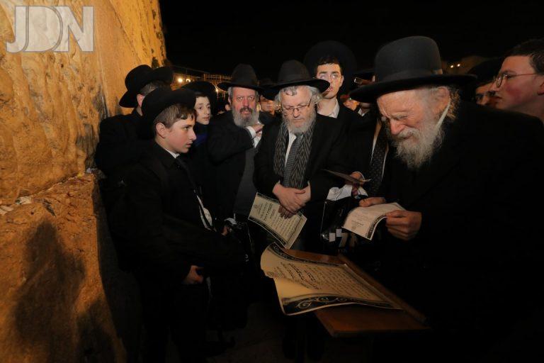 הגר''ש גלאי תפילה כותל קבר רחל (3)