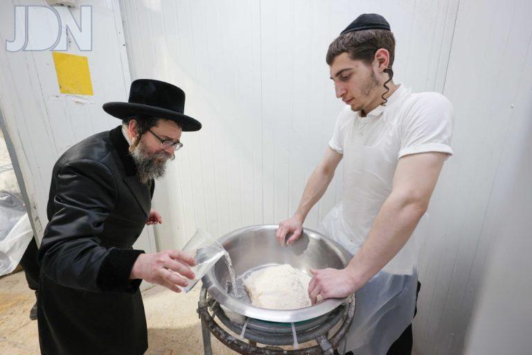 סקולען ירושלים אפיית מצות (1)