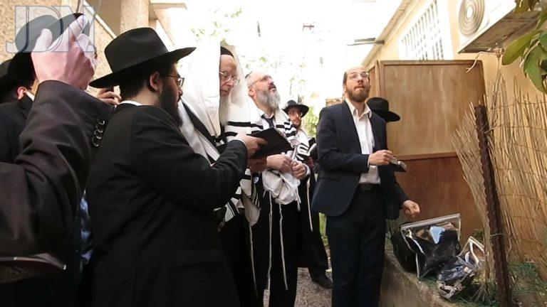 ראש ישיבת קרית מלך הגאון ר' יעקב קארפ בברכת האילנות (1)