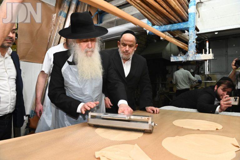 רבי דוד חנניה פינטו באפיית מצות (38)