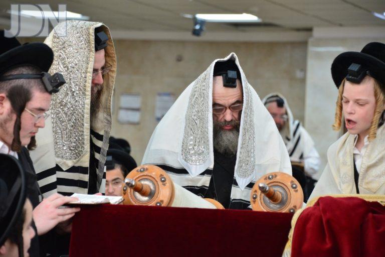 אב''ד שיכון ויז'ניץ בתפילת שחרית בישיב''ק אשדוד (19)