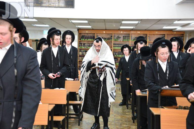 אב''ד שיכון ויז'ניץ בתפילת שחרית בישיב''ק אשדוד (3)
