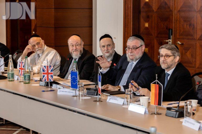 הגרפ גולדשמידט עם רבני צרפת ובריטניה בועדה המתמדת במינכן צילום אלי איטקין(8)