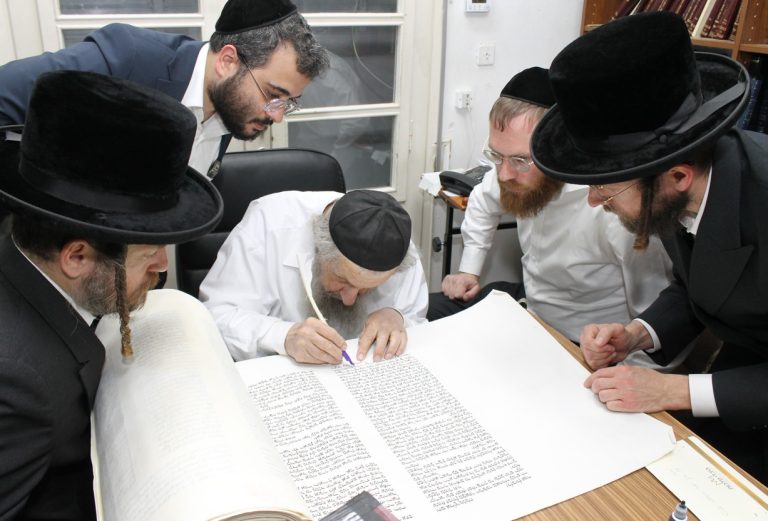 יד לאחים הגרלה על ספר התורה (אות הגרד לנדו)
