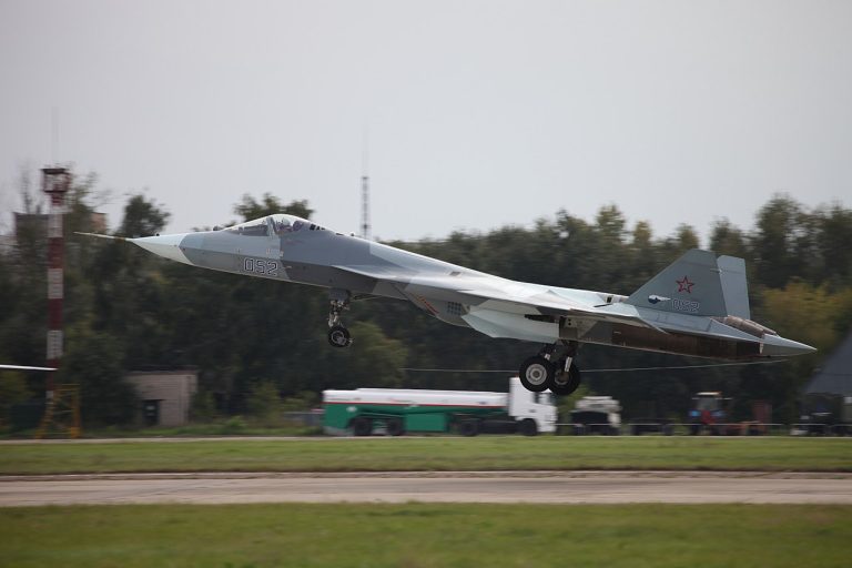 T-50_PAK_FA_-_MAKS-2013Firstpixflights01