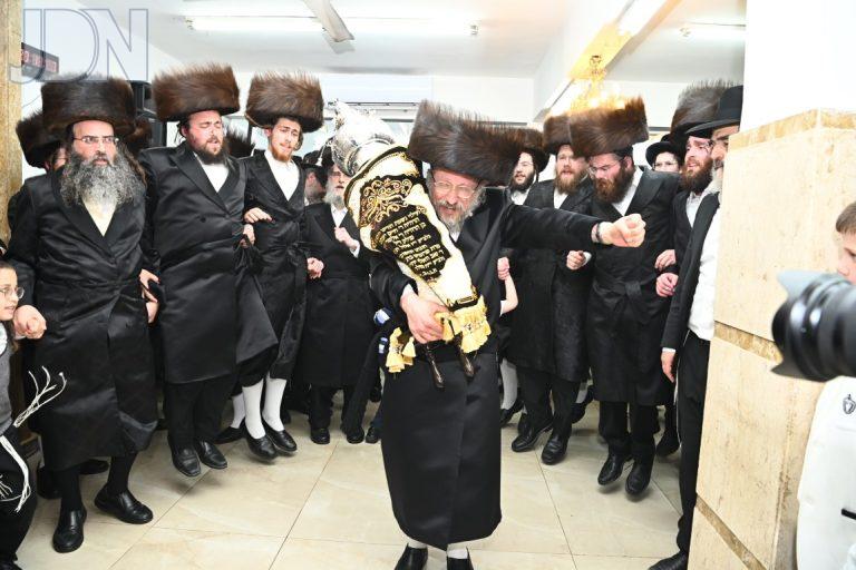 אנטניא הכנסת ספר תורה (9)