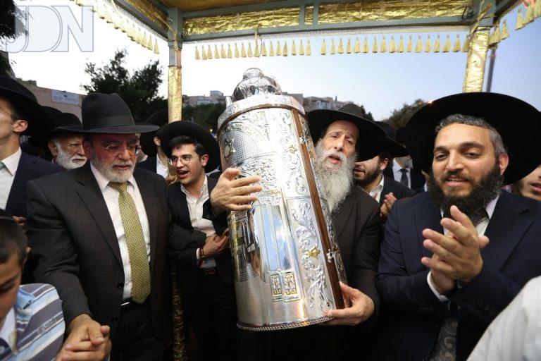 הכנסת ס''ת לע''נ רבי שלום כהן זצ''ל (45)