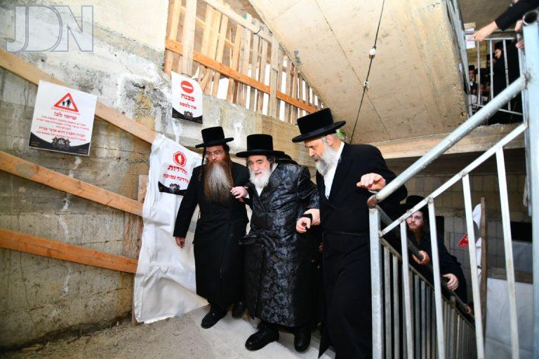 ויז'ניץ ביקור בבנין ביהמ''ד במודיעין עילית (10)
