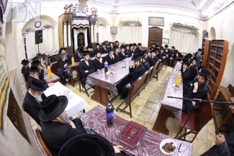מעמד חלוקת מעטפות סיוע ע''י קופת מלביש ישע' לחתנים שאינם מתייצבים ללשכת הגיוס צילום שמואל דריי (6)