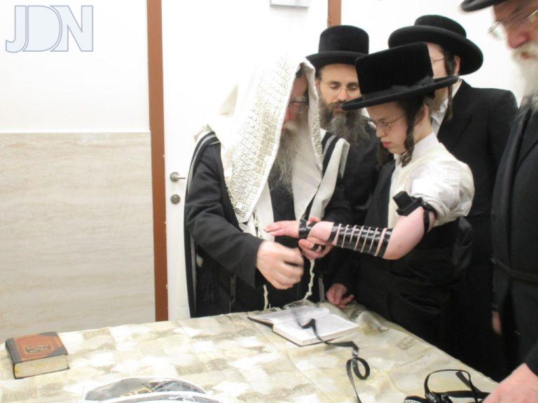 פשעווארסק הנחת תפילין הרב יהודה דייטש (3)