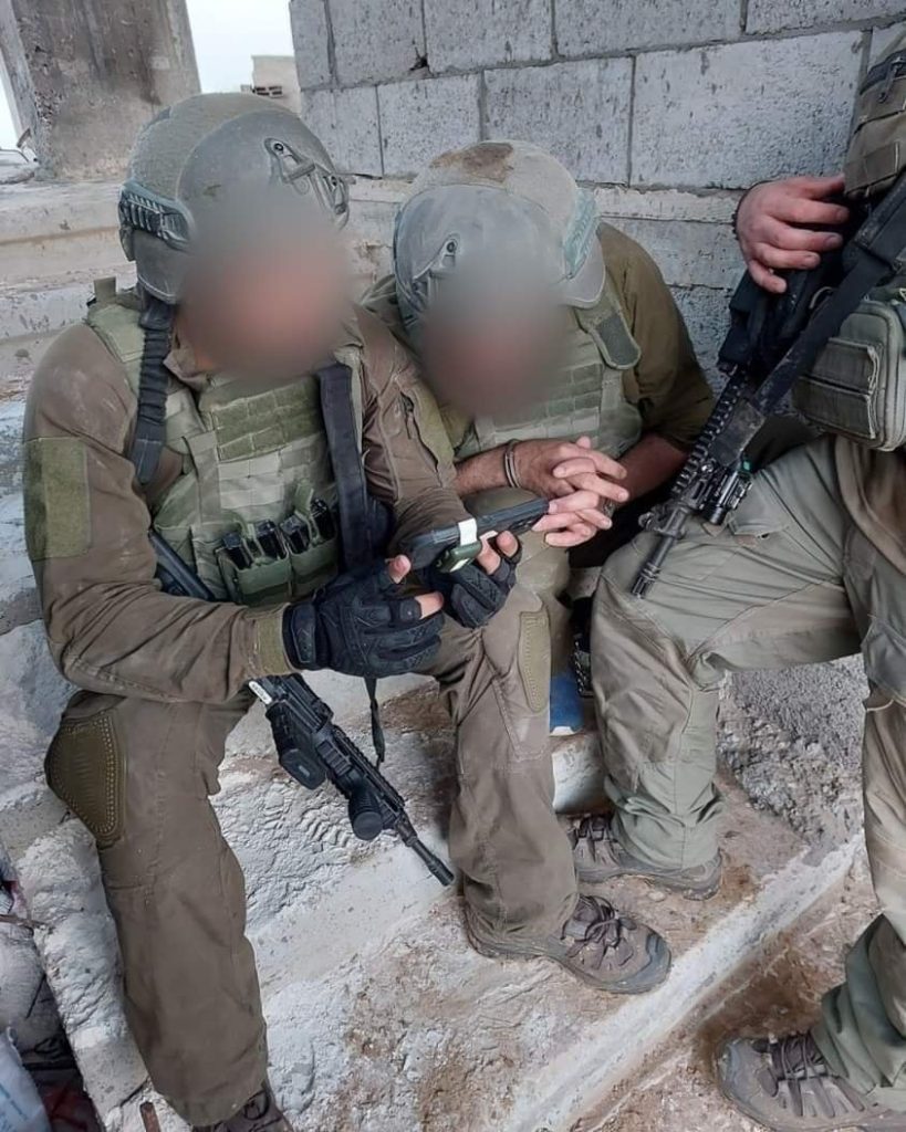 במכוון? שב"כ חשף תמונה של מחבל שסייע למצוא את גופות החטופים הי"ד
