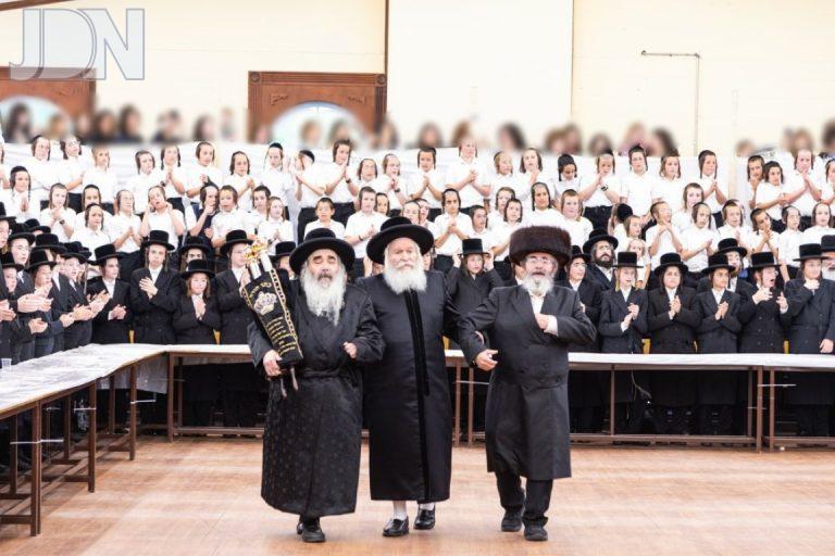 באבוב הכנסת ספר תורה למחנה שלוה (359)