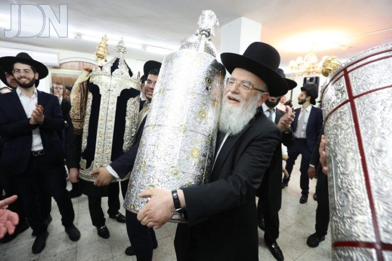 ישיבת אהבת תורה הכנסת ספר תורה (15)