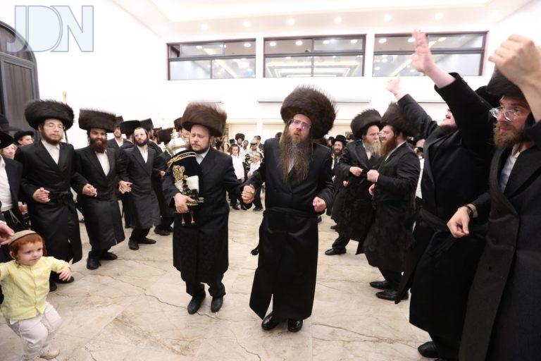 קהל חסידים אור החיים צפון ב''ב הכנסת ס''ת (31)