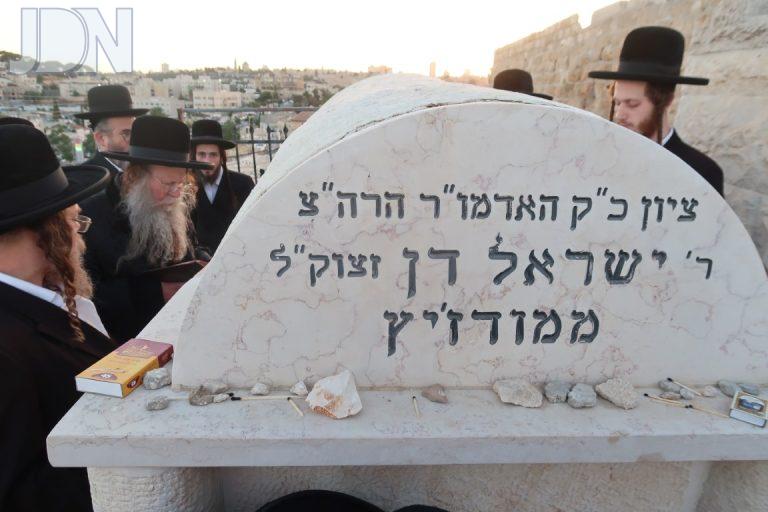 קוזמיר בציון אביו ובכותל המערבי (3)