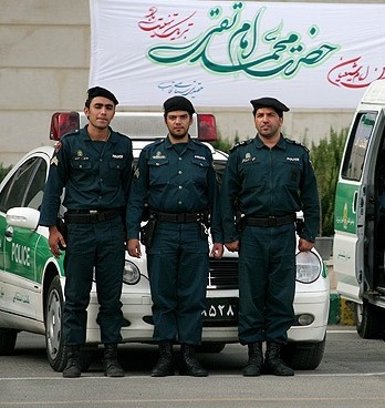 Oficiales-y-vehiculos-de-la-Policia-de-la-Moral-Foto-Fars-Media-Corporation-CC-BY-4