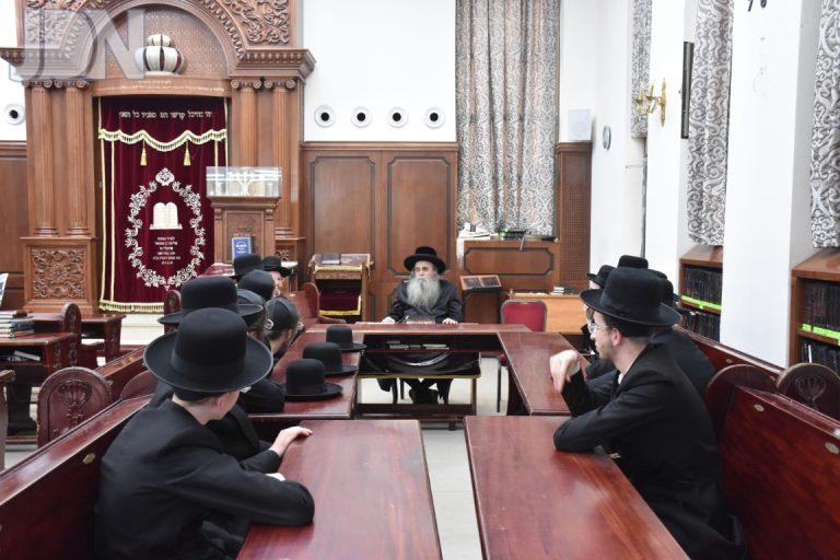 בחורי גור אצל הגר''ס הלברשטאם (1)