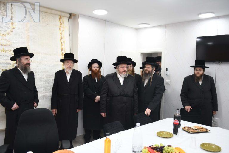 ביקור הרה''צ מבעלזא במשרדי אהבת חסד (7)