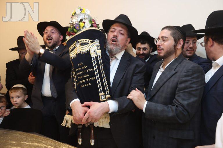 הרב ספטנר הכנסת ס''ת (17)