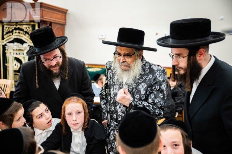 סאטמאר בביקור במחנה רב טוב (20)