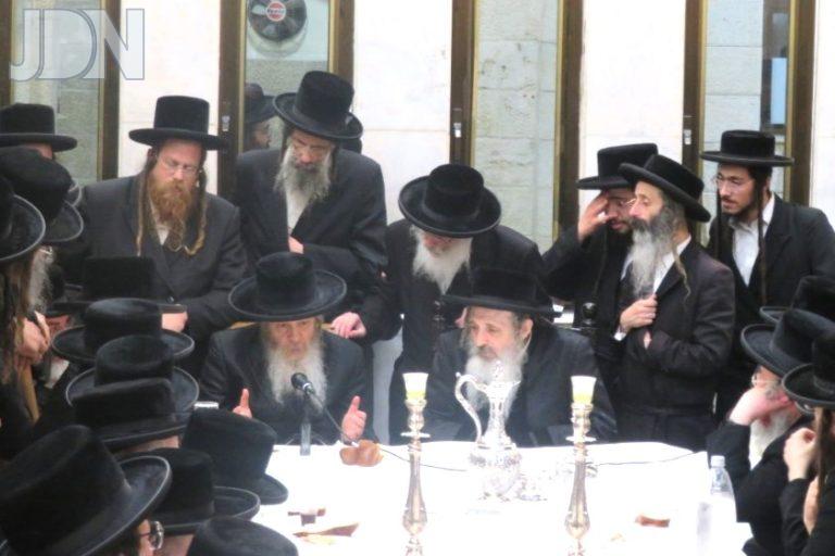 0555 כ''ק מרן אדמו''ר משומרי אמונים שליט''א מאשדוד במשאו בשולחן הטהור