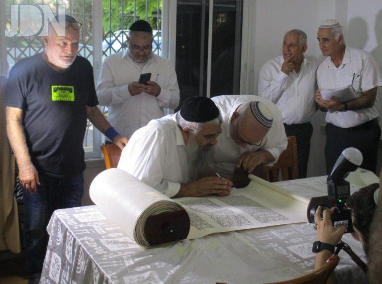 ברכיה הכנסת ס''ת (2)