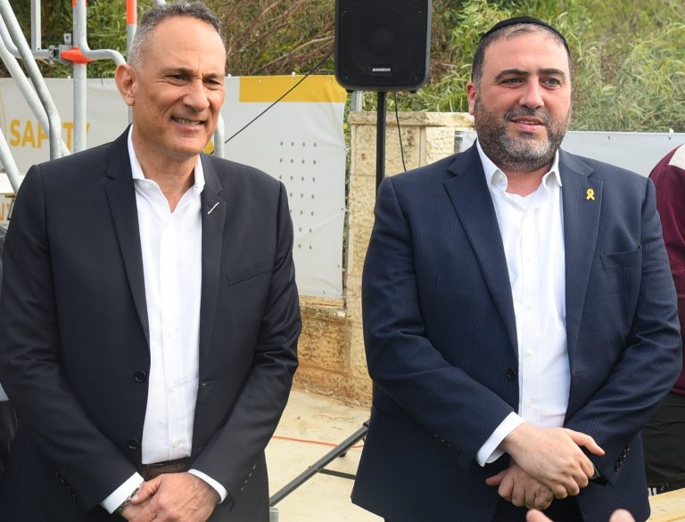 בתמונה מימין לשמאל משה ארבל , אלדד ניצן