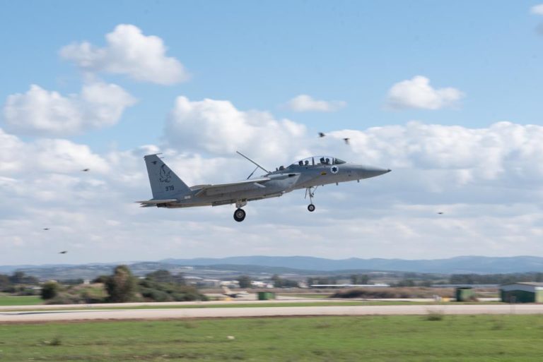 מטוס-קרב-מפציץ-f-15