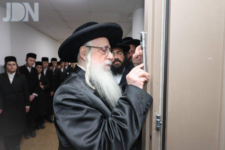 צאנז קביעת מזוזה ביתר (3)