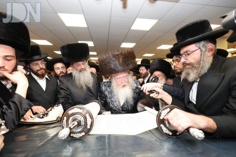 קרעטשניף ק''ג הכנסת ספר תורה (49)
