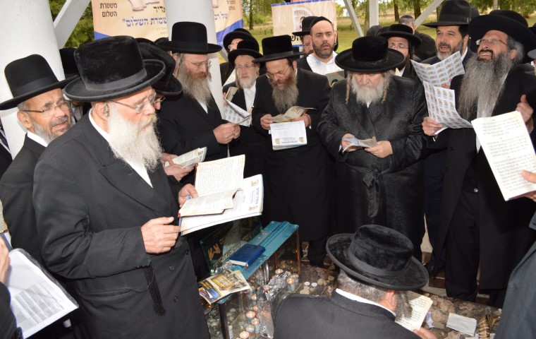רבני משמרת השלום בתפילה ע''י ציון קדשו של מרן ה'חפץ חיים' זי''ע ביומא דה..