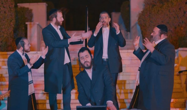 שרוליק רייזמן והחברים - מתוך הקליפ (Small)