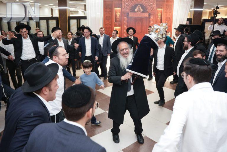 ישיבת פתחי עולם הכנסת ס''ת (25)