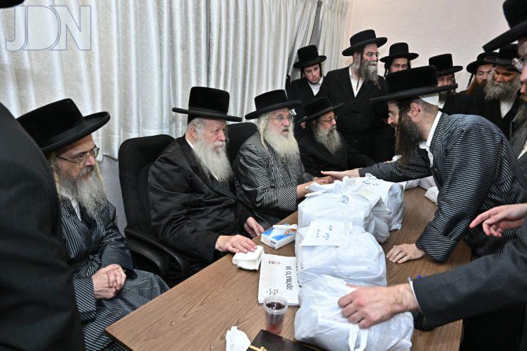 קרן יואל משה העדה החרדית חלוקה חגים פה (6)