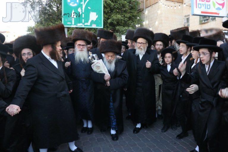 רבי יהושע רוזנברגר הכנסת ס''ת סוכות פ''ה (3)