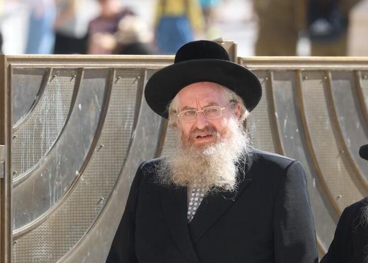 היסטוריה בחסידות: האדמו"ר מקרלין ישבות עם חסידיו בדטרויט