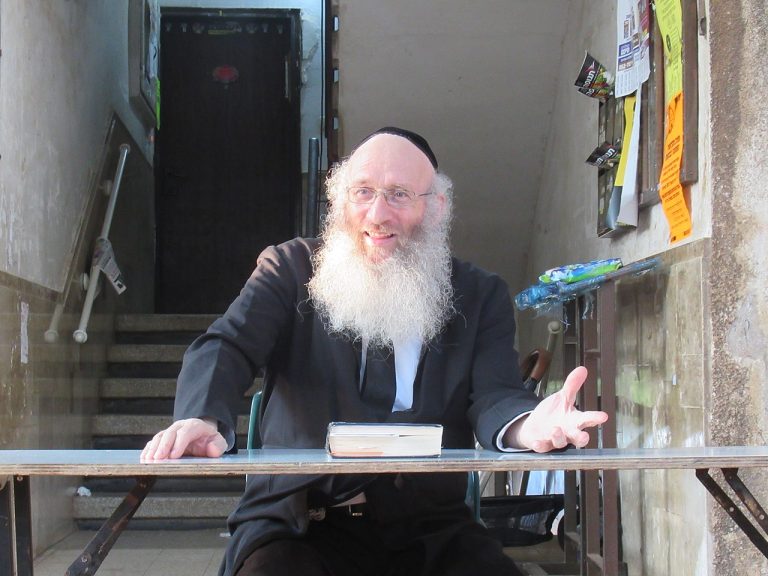 הגרי_א_דינר_בשיעור_בחצר_ביתו (1)