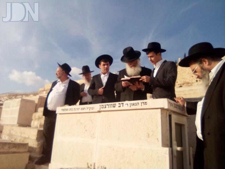 הגרי''א שוורצמן בעליה לציון אביו זצ''ל (19)
