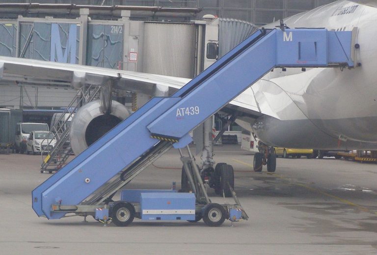 1280px-MUC_schody_pasazerskie