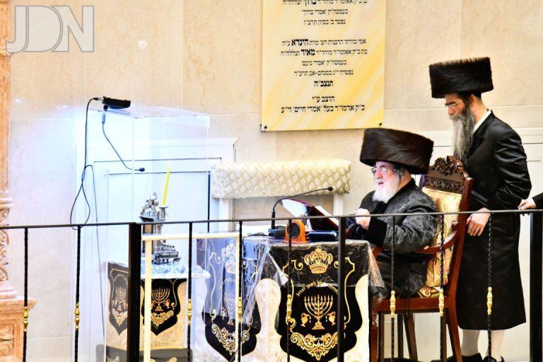 ויז'ניץ הדלקת נר חנוכה מוצאי שבת (10)