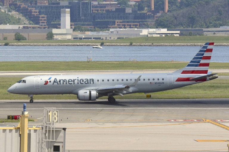 1280px-American_E190_at_DCA