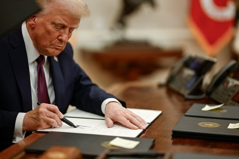 President_Donald_Trump_signing_executive_orders_(04)
