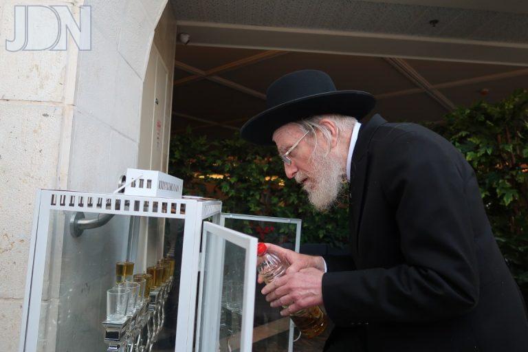 הגר''י אונגרישר חנוכה פה (5)
