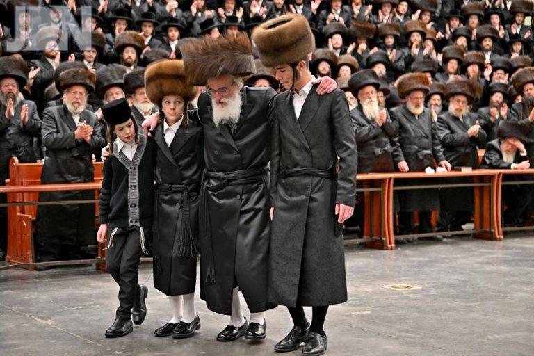 ויז'ניץ רוזנבוים הנחת תפילין (23)