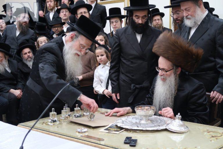 זאת חנוכה בצאנז זוועהיל (9)