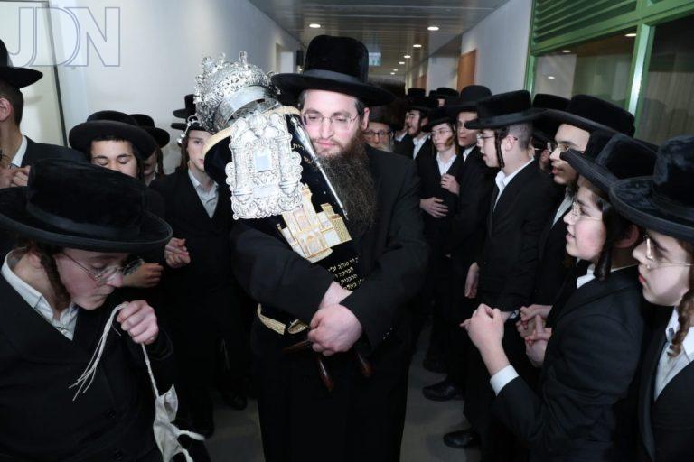 קרלין קרית ספר הכנסת ס''ת (2)