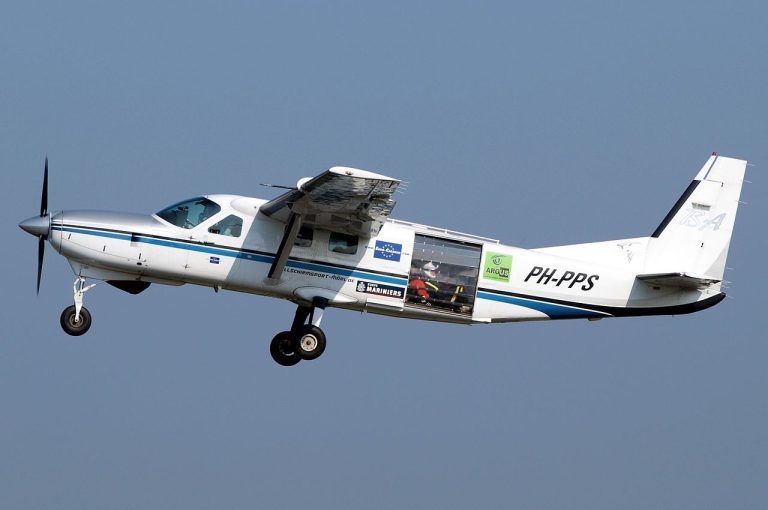 Cessna_208B_Grand_Caravan_PH-PPS_take_off_at_Teuge_07March2009