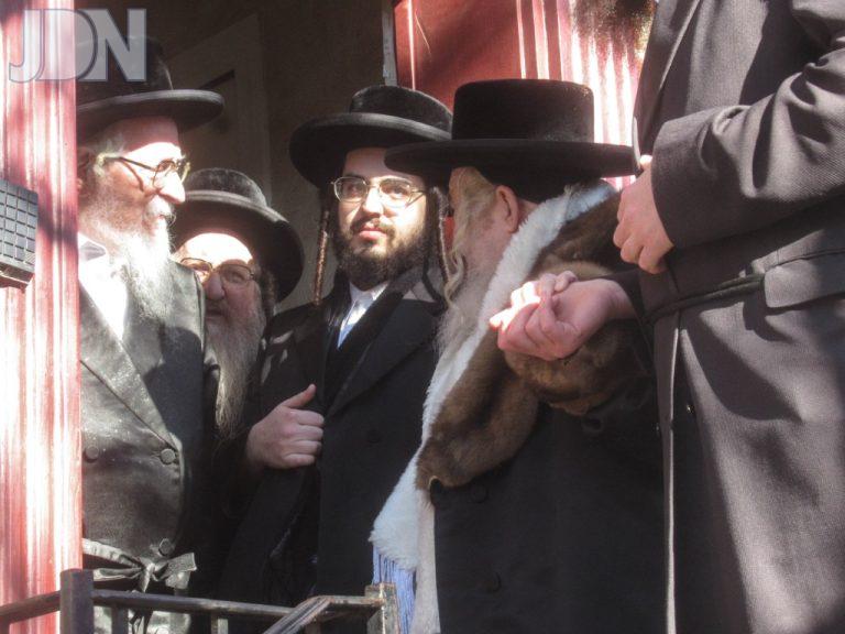 אדמור מקרעטשניף סיגעט בביקור אצל אדמורים להזמינם לחתונה של נכדתו בבורו פארק צילום מ י ק (4)