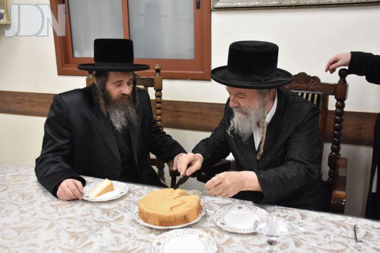 האדמו''ר מפיטסבורג בביקור אצל האדמו''ר מאשלג צילום יהודה פרקוביץ (5)
